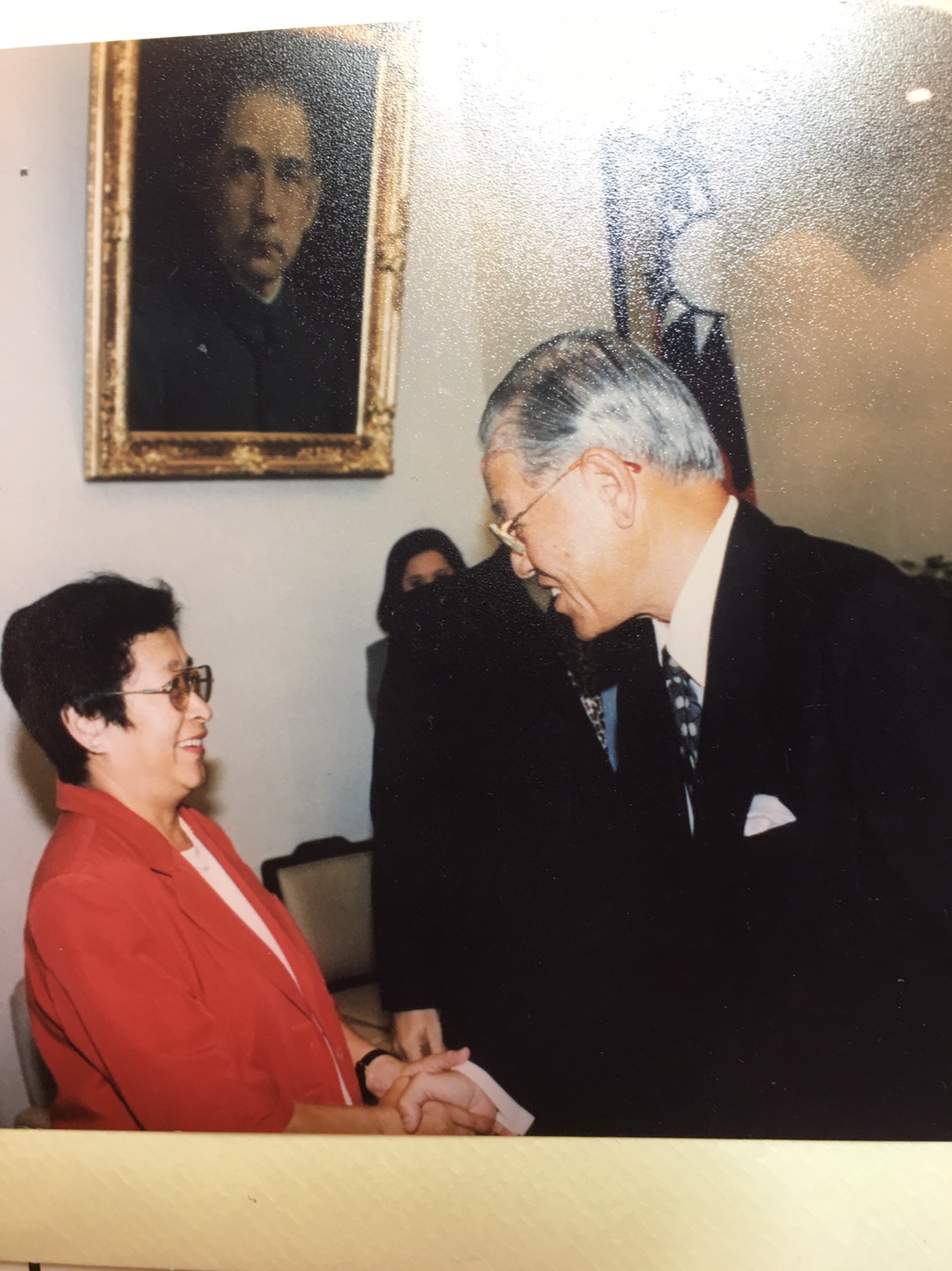 1995年台獨聯盟中央委員何康美主持一項台灣發展經驗國際研討會,時任總統李登輝趨前握手致意。 圖:何康美/提供 1995年台獨聯盟中央委員何康美主持一項台灣發展經驗國際研討會,時任總統李登輝趨前握手致意。 圖:何康美/提供