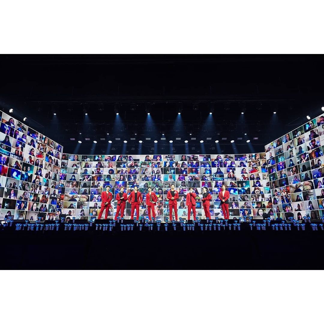 「Beyond Live」首創結合AR和多個影像結合,讓粉絲能夠在演唱會上直接跟偶像視訊。 圖:翻攝自IG 「Beyond Live」首創結合AR和多個影像結合,讓粉絲能夠在演唱會上直接跟偶像視訊。 圖:翻攝自IG