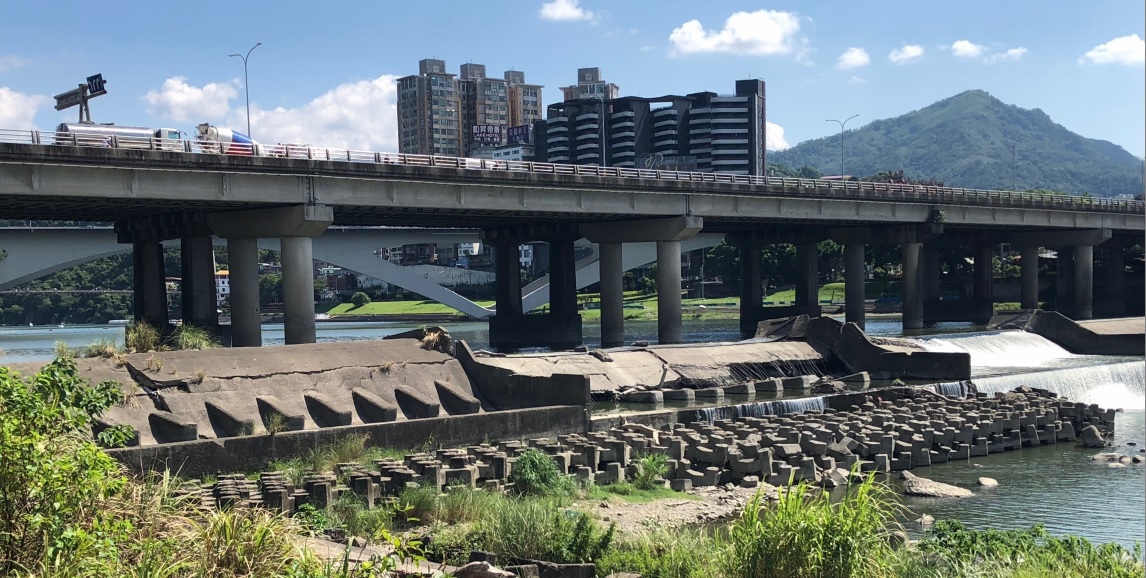 碧潭堰目前受損情形,將花4億8000萬元進行改善工程,預計111年底完工。 圖:新北市水利局提供 碧潭堰目前受損情形,將花4億8000萬元進行改善工程,預計111年底完工。 圖:新北市水利局提供