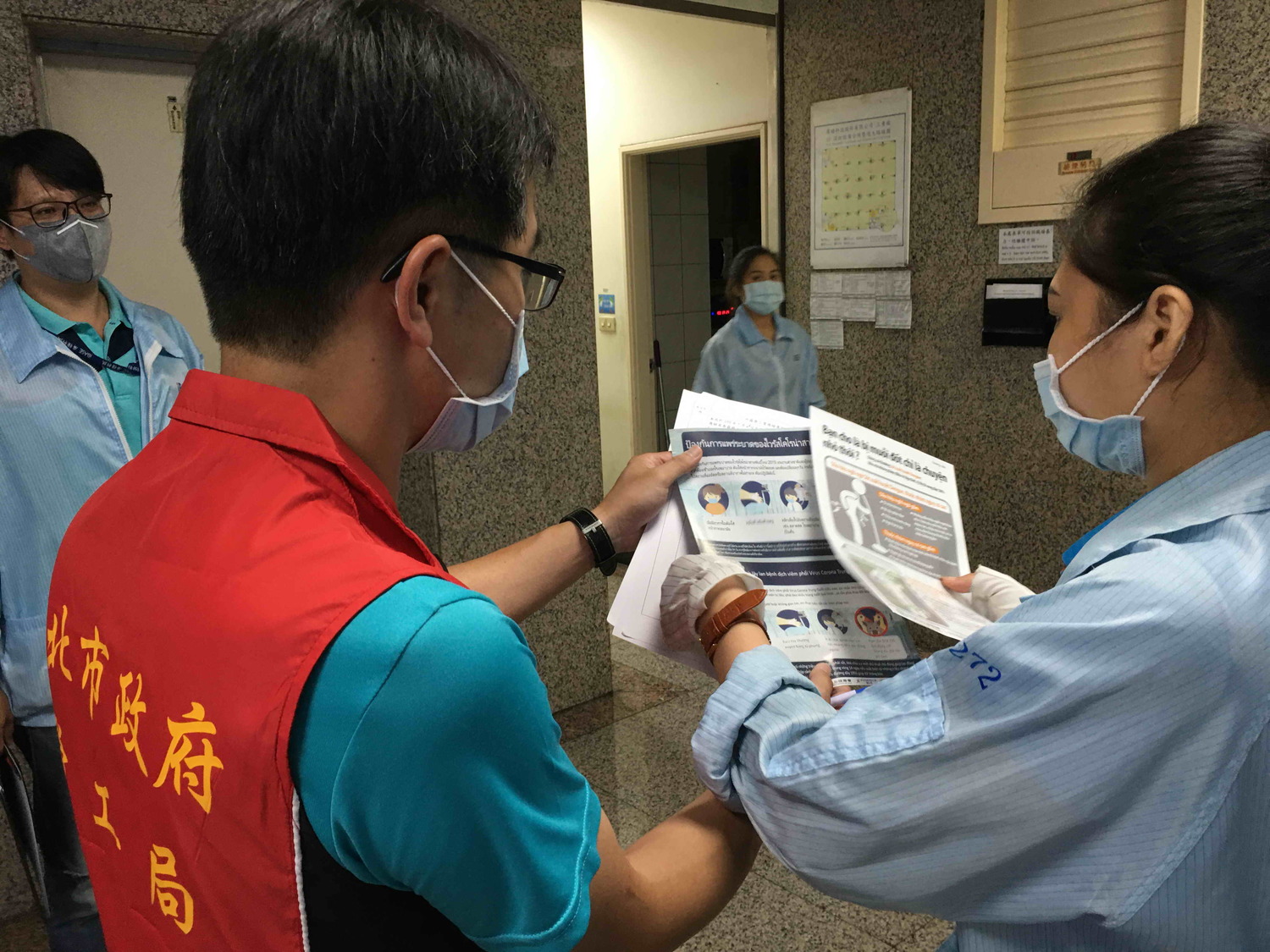 新北市勞工局派員抽查企業移工宿舍,並進行防疫宣導。 圖:新北市勞工局提供 新北市勞工局派員抽查企業移工宿舍,並進行防疫宣導。 圖:新北市勞工局提供