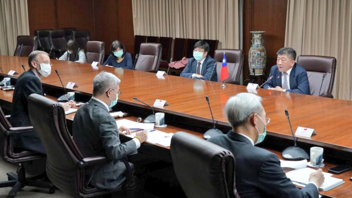 美國衛生部長艾薩將於近日訪台,是首位訪台的美國衛生部部長,也是6年來首位訪台的美國內閣成員。圖為4月衛福部長陳時中(後右1)與美國衛生部長艾薩舉行雙邊電話會議。 圖:翻攝自外交部推特 美國衛生部長艾薩將於近日訪台,是首位訪台的美國衛生部部長,也是6年來首位訪台的美國內閣成員。圖為4月衛福部長陳時中(後右1)與美國衛生部長艾薩舉行雙邊電話會議。 圖:翻攝自外交部推特