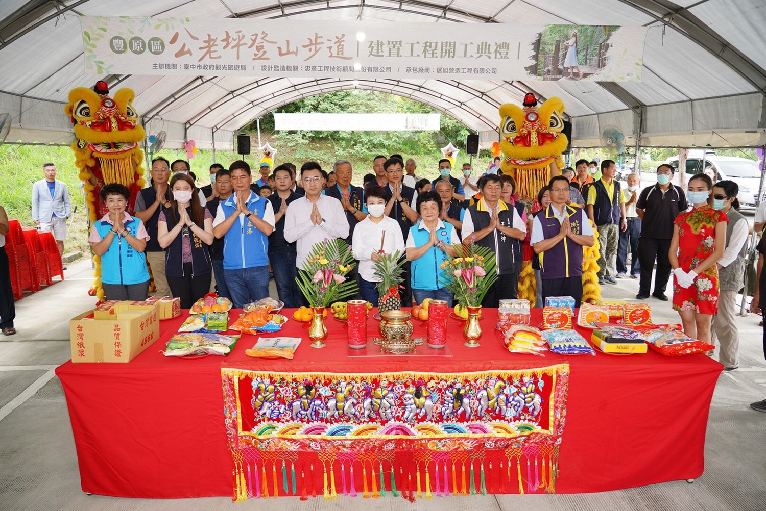 台中市長盧秀燕等人上香祈福。 圖:台中市政府觀旅局/提供 台中市長盧秀燕等人上香祈福。 圖:台中市政府觀旅局/提供