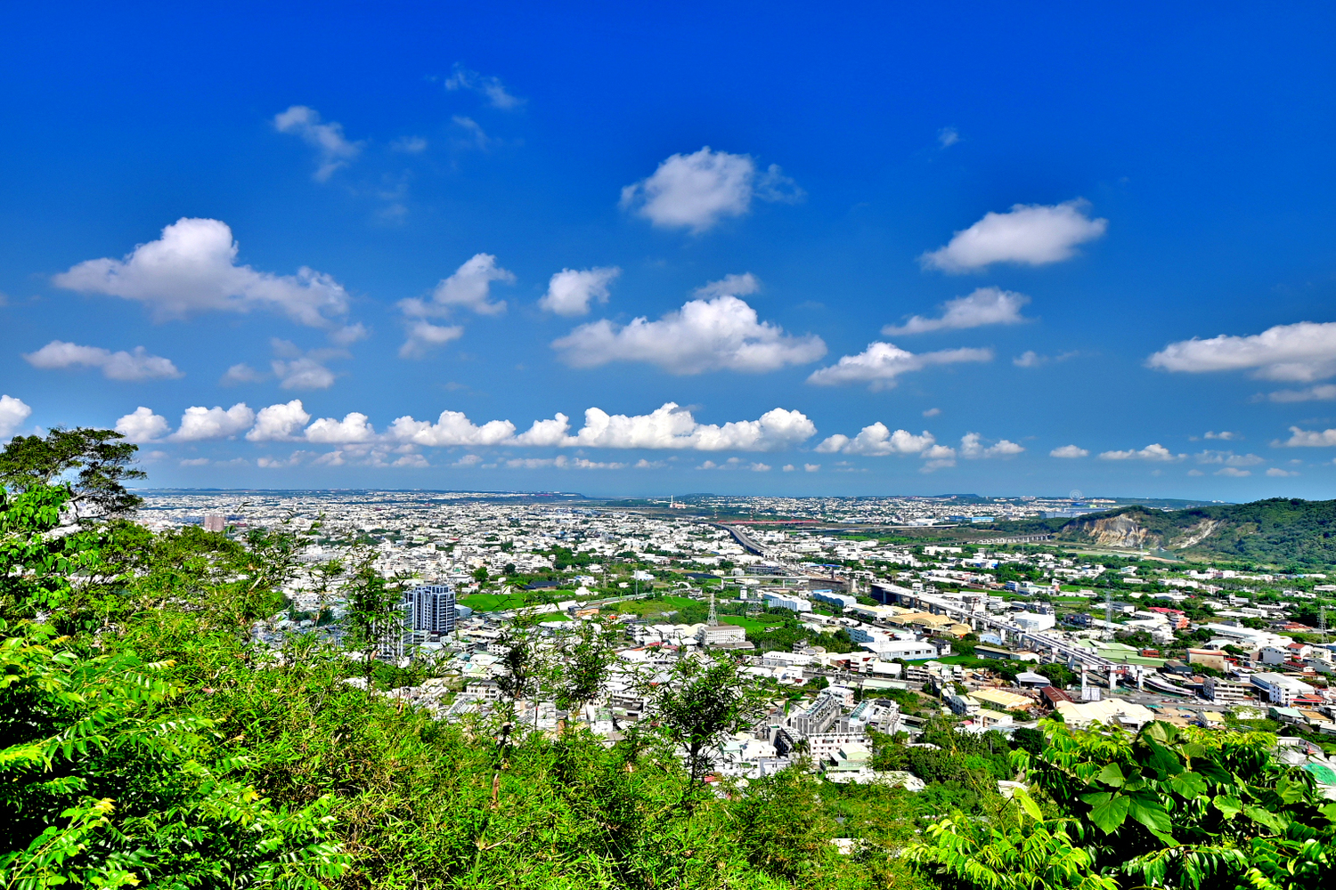 公老坪登山步道登頂後,可俯瞰整個北台中景致,天氣晴朗時,甚至能遠眺大甲溪出海口,是市民登山賞景的絕佳地點。 圖:台中市政府觀旅局/提供 公老坪登山步道登頂後,可俯瞰整個北台中景致,天氣晴朗時,甚至能遠眺大甲溪出海口,是市民登山賞景的絕佳地點。 圖:台中市政府觀旅局/提供