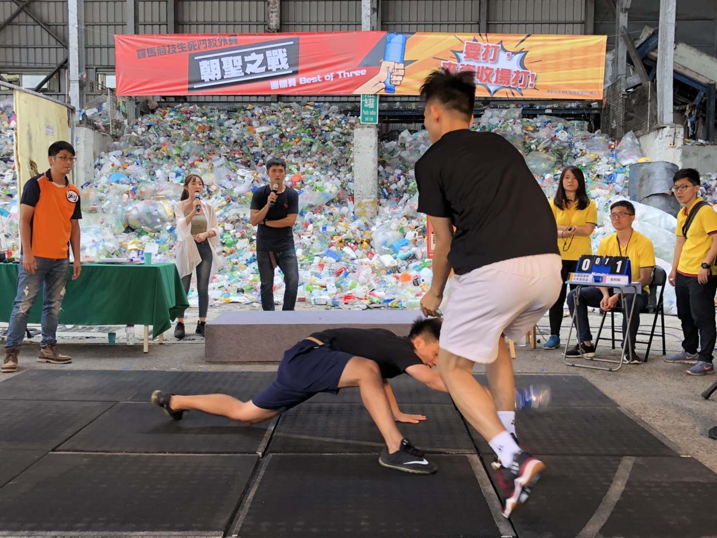 「羅馬競技生死鬥校外賽-朝聖之戰」參賽者在激戰中運用資源回收物當武器,也落實再利用環保觀念。 圖:新北市環保局提供 「羅馬競技生死鬥校外賽-朝聖之戰」參賽者在激戰中運用資源回收物當武器,也落實再利用環保觀念。 圖:新北市環保局提供