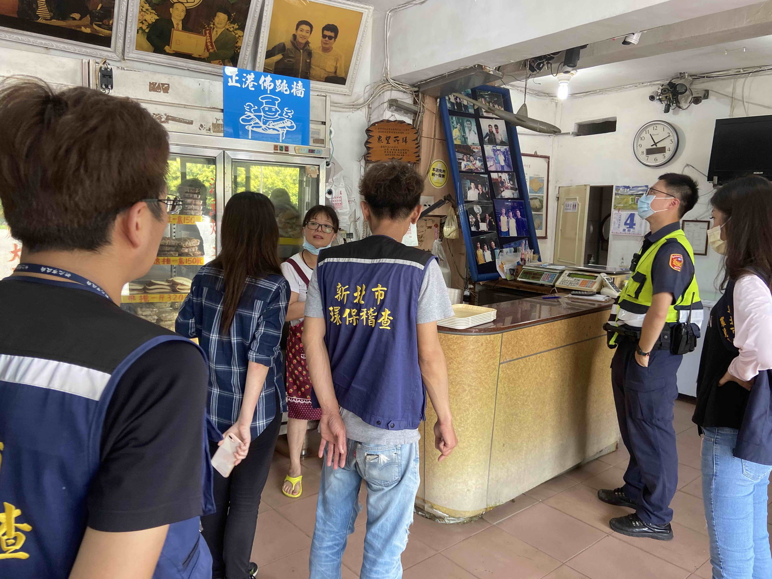 稽查員會同派出所員警進入店家查核作業情形。 圖:新北市環保局提供 稽查員會同派出所員警進入店家查核作業情形。 圖:新北市環保局提供