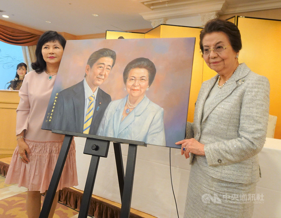 安倍晉三母親安倍洋子(右)素有日本「政壇教母」封號。圖為台灣藝術家贈畫給安倍洋子。 圖:中央社/提供 (資料照) 安倍晉三母親安倍洋子(右)素有日本「政壇教母」封號。圖為台灣藝術家贈畫給安倍洋子。 圖:中央社/提供 (資料照)