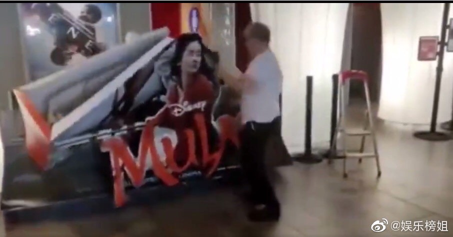 原本希望這部片的上映,可以為生意慘淡的影城帶來一線曙光。 圖: 翻攝微博 原本希望這部片的上映,可以為生意慘淡的影城帶來一線曙光。 圖: 翻攝微博