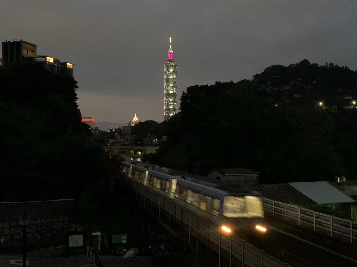 步道支線可拍攝101和捷運文湖線同框的景色。 圖:台北市大地處/提供 步道支線可拍攝101和捷運文湖線同框的景色。 圖:台北市大地處/提供