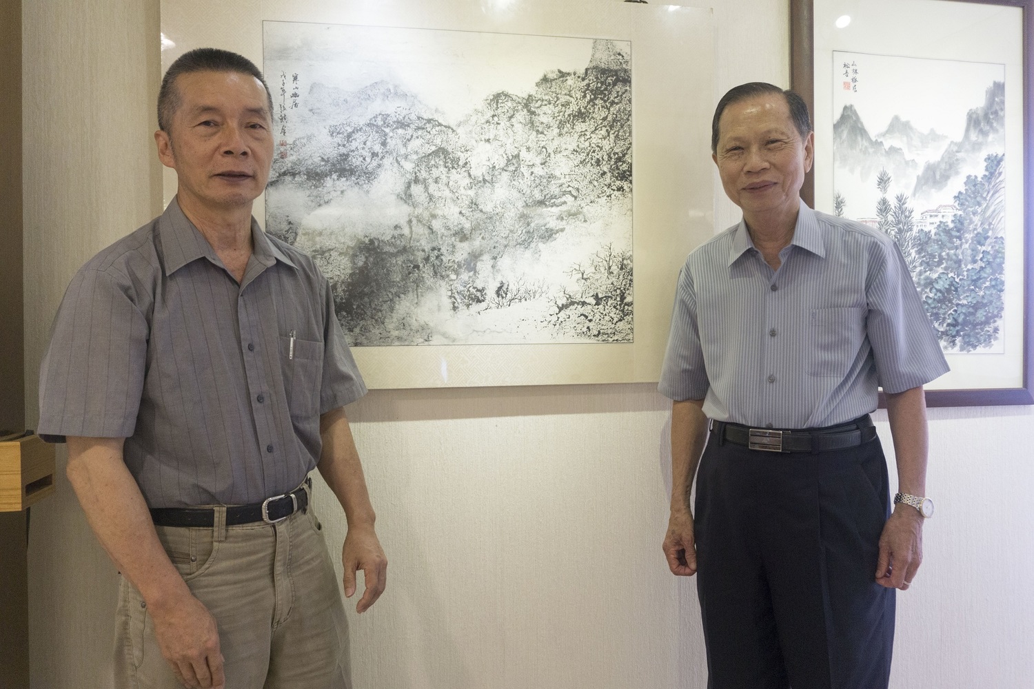 蕭董事長與張鎮金老師在寒山幽居作品前合照留念。 圖:萬和宮/提供 蕭董事長與張鎮金老師在寒山幽居作品前合照留念。 圖:萬和宮/提供