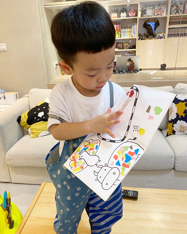 蔡桃貴跟爸爸蔡阿嘎解釋卡片內容。 圖:翻攝蔡阿嘎臉書粉絲專頁 蔡桃貴跟爸爸蔡阿嘎解釋卡片內容。 圖:翻攝蔡阿嘎臉書粉絲專頁