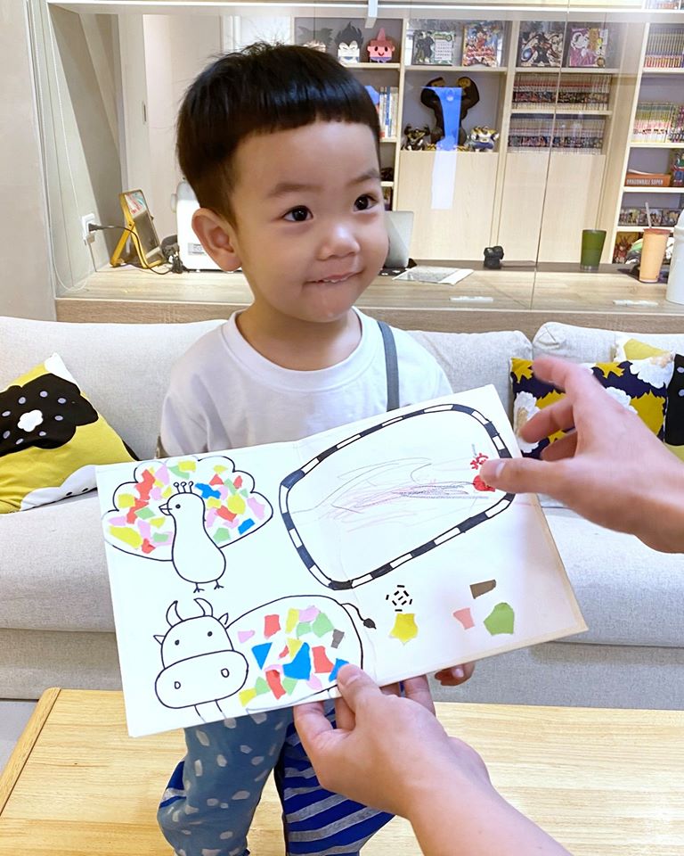 蔡桃貴與媽媽二伯一起做手工卡片送給蔡阿嘎。 圖:翻攝蔡阿嘎臉書粉絲專頁 蔡桃貴與媽媽二伯一起做手工卡片送給蔡阿嘎。 圖:翻攝蔡阿嘎臉書粉絲專頁