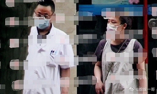 她的醫生排她走出醫院,目送她與助理離開。 圖:翻攝微博 她的醫生排她走出醫院,目送她與助理離開。 圖:翻攝微博