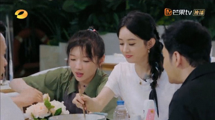 趙麗穎用筷子在大碗翻菜,引發部分網友批「沒素質」。 圖:翻攝自中餐廳微博 趙麗穎用筷子在大碗翻菜,引發部分網友批「沒素質」。 圖:翻攝自中餐廳微博