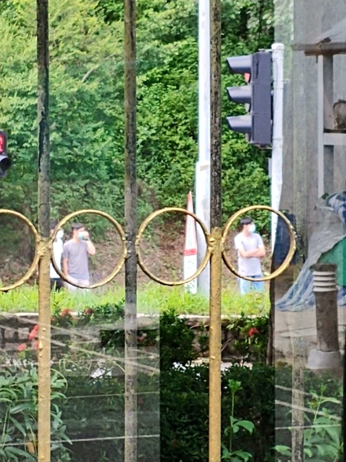 香港民主派人士周庭住家外有多名可疑男子徘迴。 圖:翻攝自周庭臉書 香港民主派人士周庭住家外有多名可疑男子徘迴。 圖:翻攝自周庭臉書