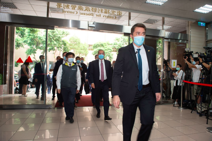 美國衛生部長阿扎爾抵達疾管署。 圖:衛生福利部提供 美國衛生部長阿扎爾抵達疾管署。 圖:衛生福利部提供