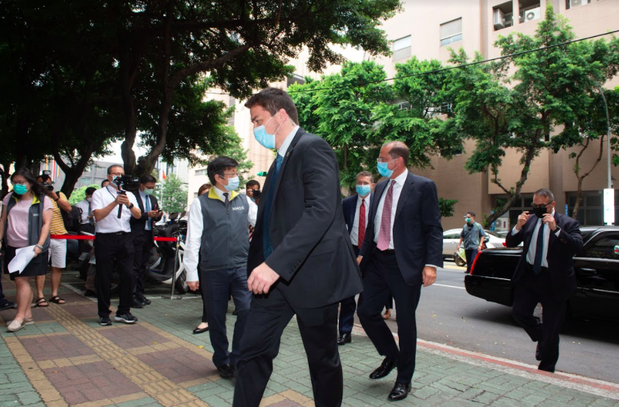 美國衛生部長阿扎爾抵達疾管署。 圖:衛生福利部提供 美國衛生部長阿扎爾抵達疾管署。 圖:衛生福利部提供
