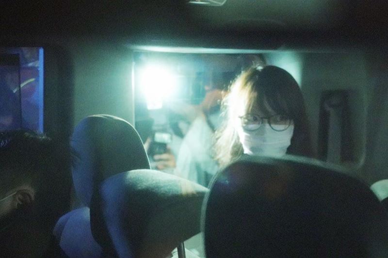周庭遭到逮捕的畫面曝光,她戴著黑框眼鏡與口罩,雙眼望向一旁,神情顯得有些疲憊。 圖:翻攝周庭臉書 周庭遭到逮捕的畫面曝光,她戴著黑框眼鏡與口罩,雙眼望向一旁,神情顯得有些疲憊。 圖:翻攝周庭臉書