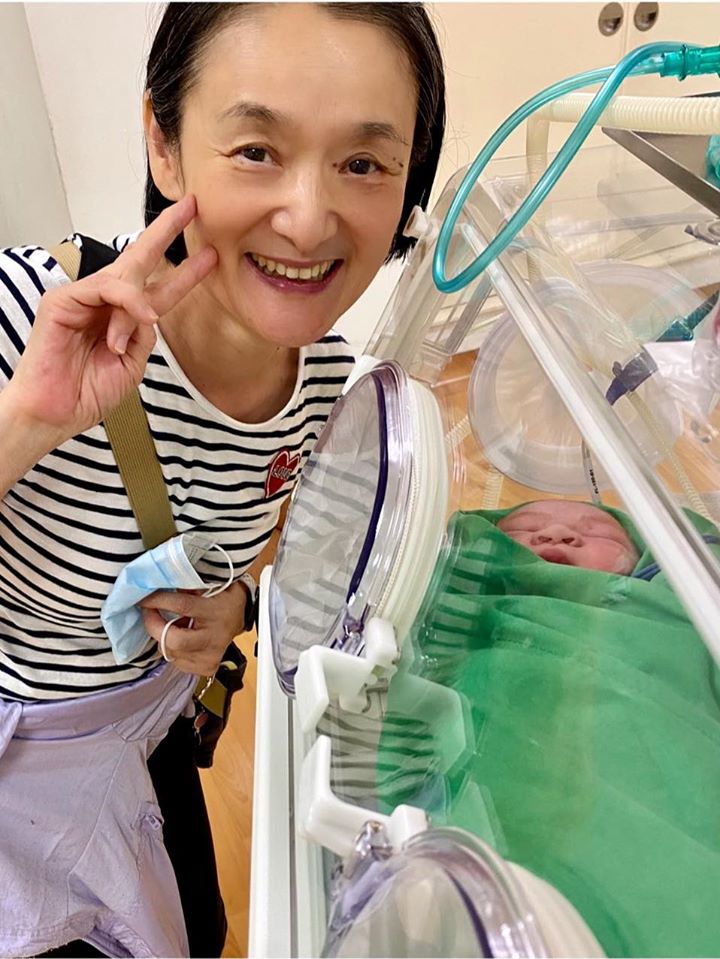 歐陽靖不忘虧老公,一早就把她媽媽譚艾珍給他的小孩照片放在IG分享。 圖:翻攝歐陽靖臉書粉絲專頁 歐陽靖不忘虧老公,一早就把她媽媽譚艾珍給他的小孩照片放在IG分享。 圖:翻攝歐陽靖臉書粉絲專頁