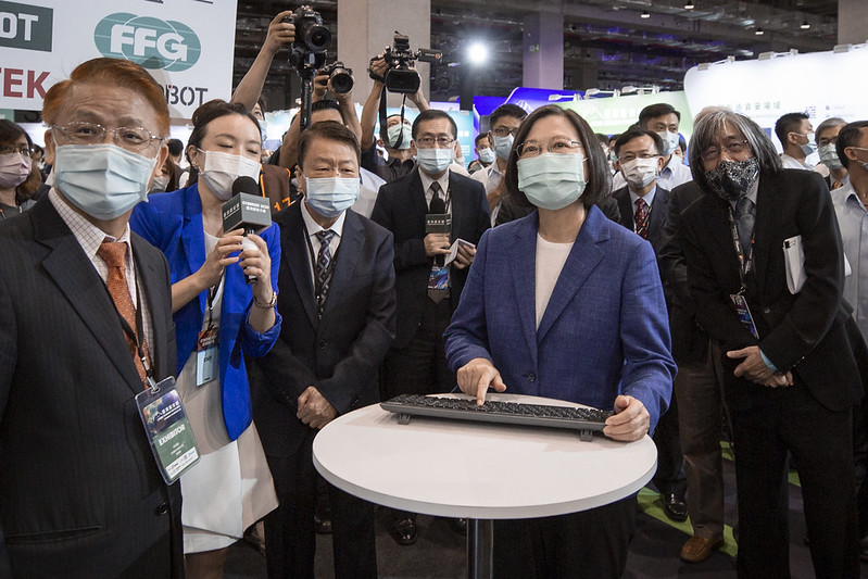 蔡英文總統在經濟部工業局副局長楊志清導覽下,參觀展場及工業主題區,瞭解台灣的資安技術能量。 圖:總統府提供 蔡英文總統在經濟部工業局副局長楊志清導覽下,參觀展場及工業主題區,瞭解台灣的資安技術能量。 圖:總統府提供