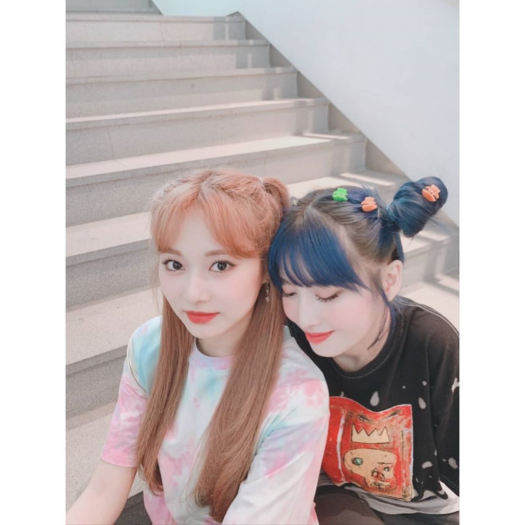 TWICE多位成位都換新造型,MOMO(圖右)也染了一頭藍髮。 圖:翻攝自TWICE IG TWICE多位成位都換新造型,MOMO(圖右)也染了一頭藍髮。 圖:翻攝自TWICE IG