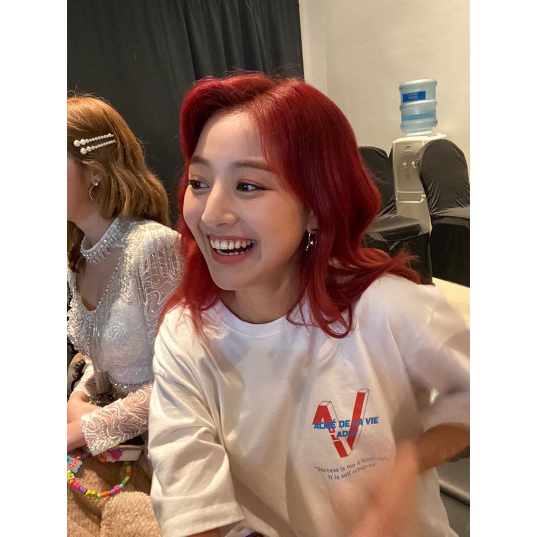 TWICE隊長志效也換成一頭紅髮,讓粉絲期待是否有新作品。 圖:翻攝自TWICE IG TWICE隊長志效也換成一頭紅髮,讓粉絲期待是否有新作品。 圖:翻攝自TWICE IG