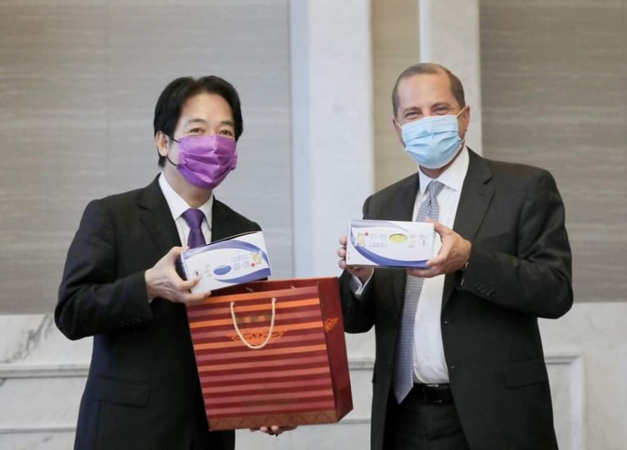 總統府還特別致贈了訪團成員一個特別的禮物「彩色口罩」,讓他們看見台灣企業除了防疫之外,還擁有時尚創意及活力。 圖:擷自賴清德臉書 總統府還特別致贈了訪團成員一個特別的禮物「彩色口罩」,讓他們看見台灣企業除了防疫之外,還擁有時尚創意及活力。 圖:擷自賴清德臉書