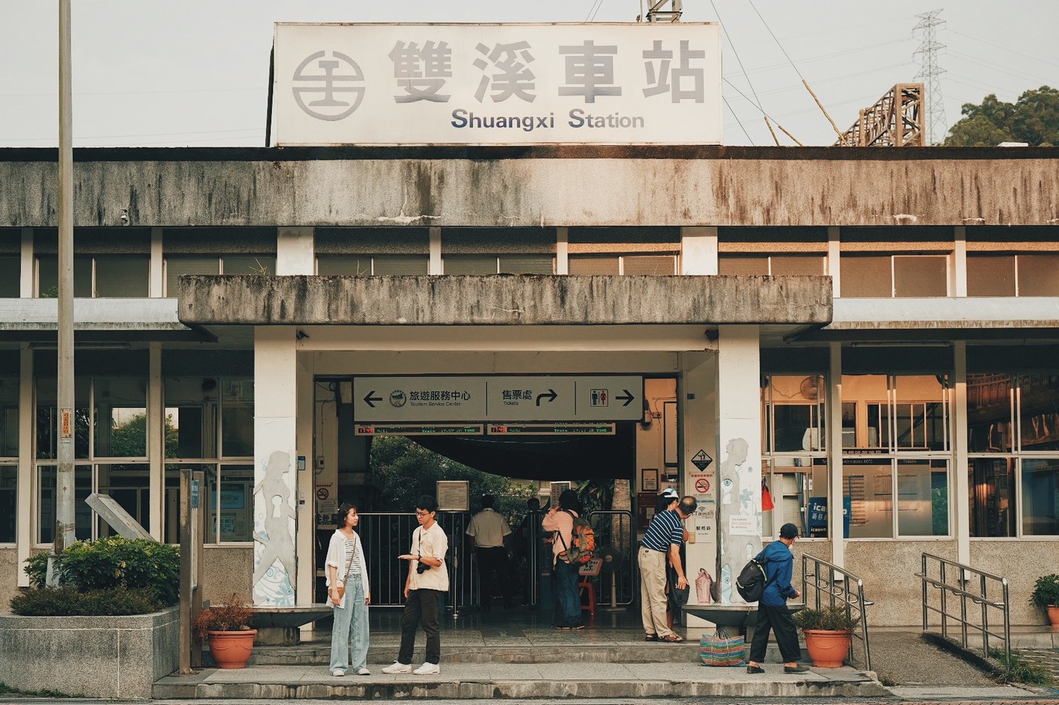 雙溪車站充滿當地特色及歷史懷古風情,周邊景點可作為一日遊。 圖:新北市政府綠美化環境景觀處/提供 雙溪車站充滿當地特色及歷史懷古風情,周邊景點可作為一日遊。 圖:新北市政府綠美化環境景觀處/提供