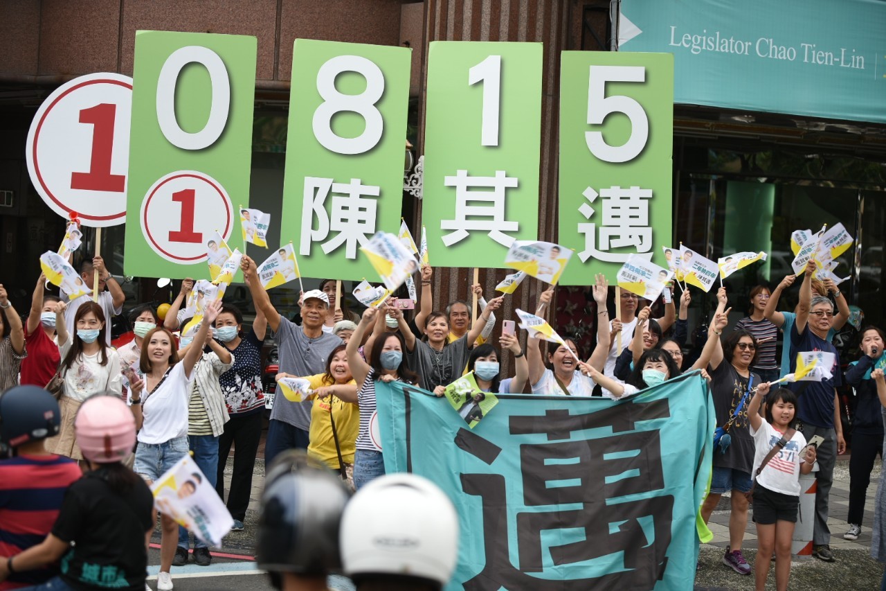 支持者夾道歡迎陳其邁車宣傳車隊。 圖:陳其邁競辦/提供 支持者夾道歡迎陳其邁車宣傳車隊。 圖:陳其邁競辦/提供
