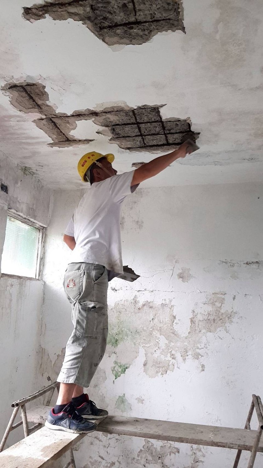 瑞芳區阿美家園修繕前屋頂鋼筋裸露。 圖:新北市勞工局提供 瑞芳區阿美家園修繕前屋頂鋼筋裸露。 圖:新北市勞工局提供