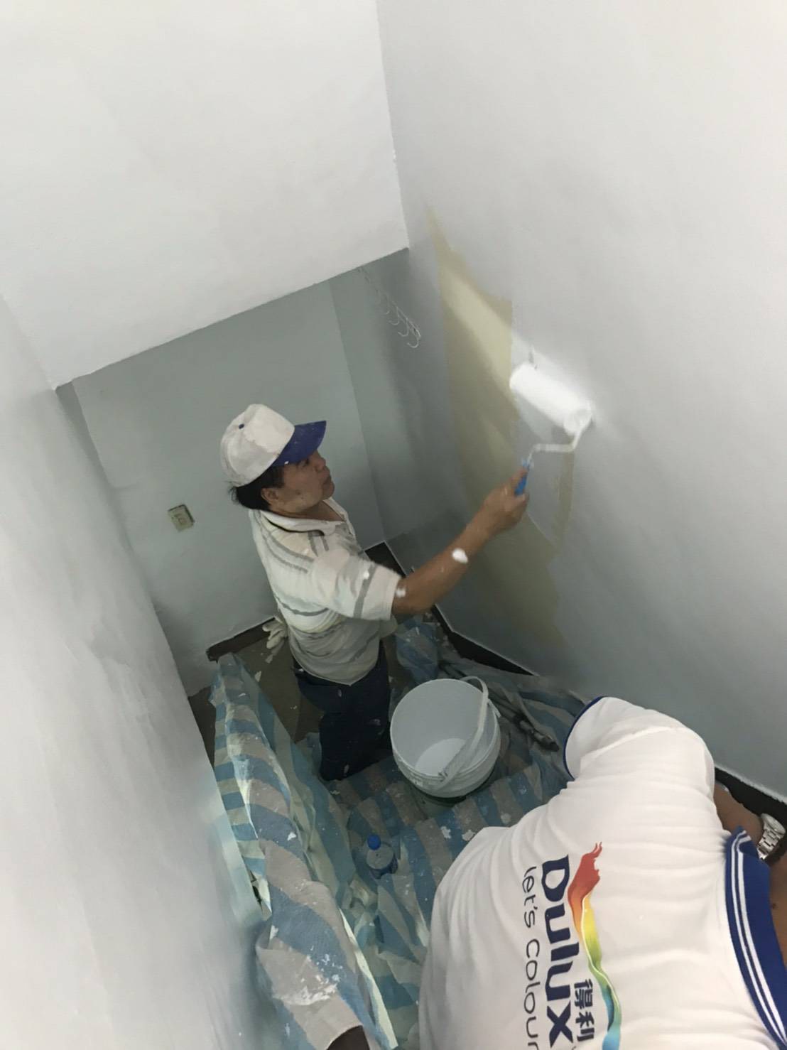新北工會行善團免費協助油漆粉刷。 圖:新北市勞工局提供 新北工會行善團免費協助油漆粉刷。 圖:新北市勞工局提供