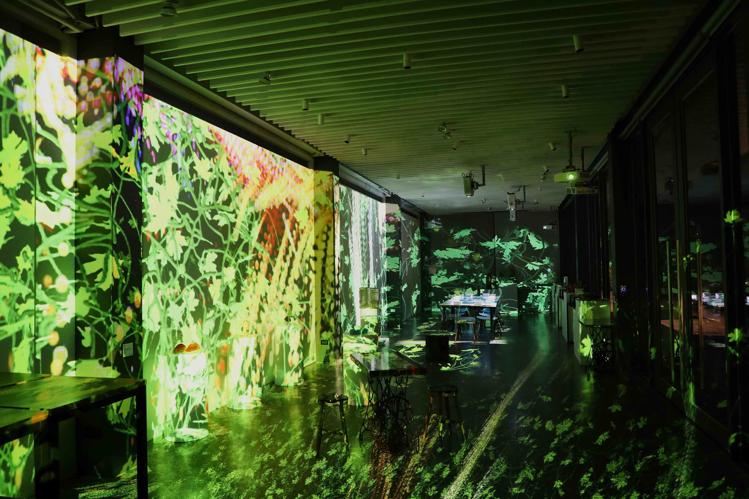 「光,和__作用」光雕藝術展演中的朱銘美術館沉浸式體驗:夜宴。 圖:新北市農業局景觀處/提供 「光,和__作用」光雕藝術展演中的朱銘美術館沉浸式體驗:夜宴。 圖:新北市農業局景觀處/提供