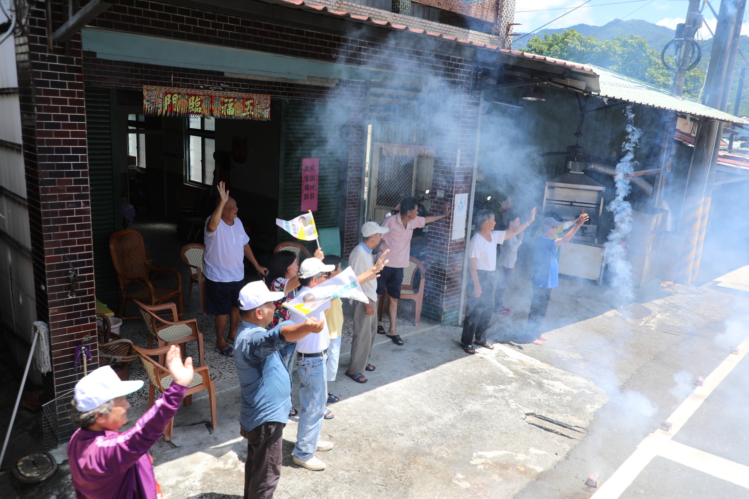 民眾夾道放鞭炮歡迎陳其邁車隊。 圖:陳其邁競辦/提供 民眾夾道放鞭炮歡迎陳其邁車隊。 圖:陳其邁競辦/提供