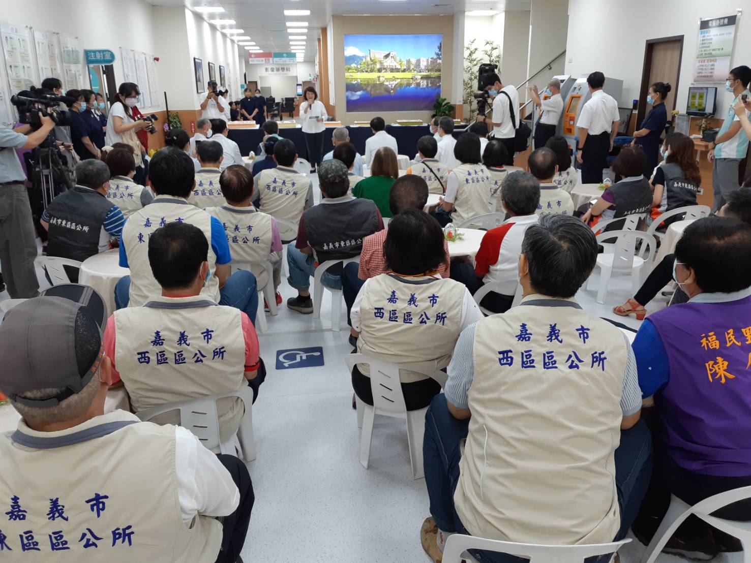 嘉義慈濟診所開幕,過半數嘉義市里長前往祝賀。 圖:蔡坤龍/攝 嘉義慈濟診所開幕,過半數嘉義市里長前往祝賀。 圖:蔡坤龍/攝