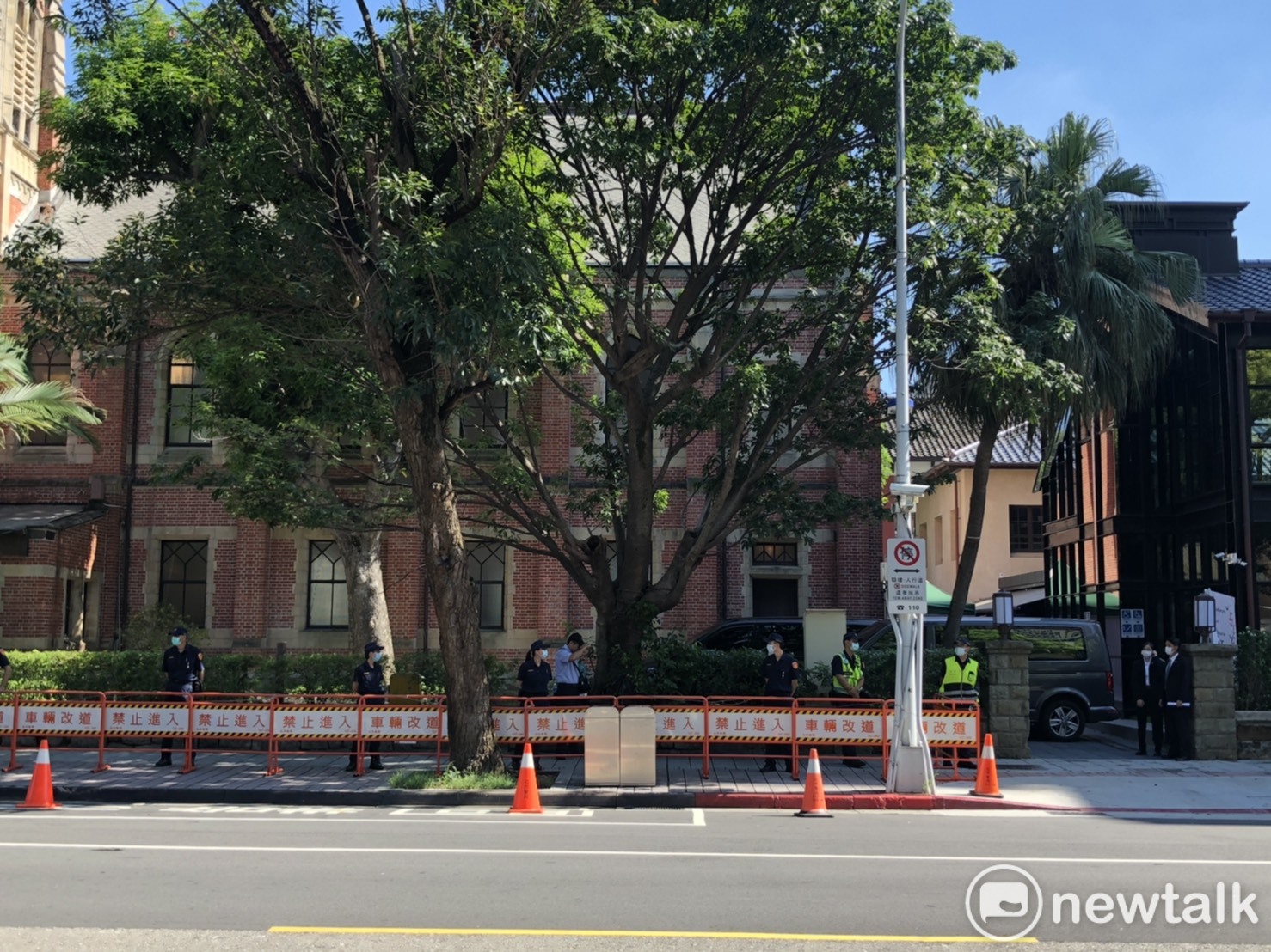 大批員警在濟南教會旁守候。 圖:謝莉慧/攝 大批員警在濟南教會旁守候。 圖:謝莉慧/攝