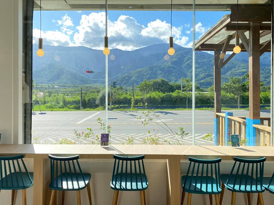 咖啡館大片玻璃窗正對山景,成為富里打卡新地標。 圖:翻攝自PH7 Creative Lab 禾翌創意臉書 咖啡館大片玻璃窗正對山景,成為富里打卡新地標。 圖:翻攝自PH7 Creative Lab 禾翌創意臉書