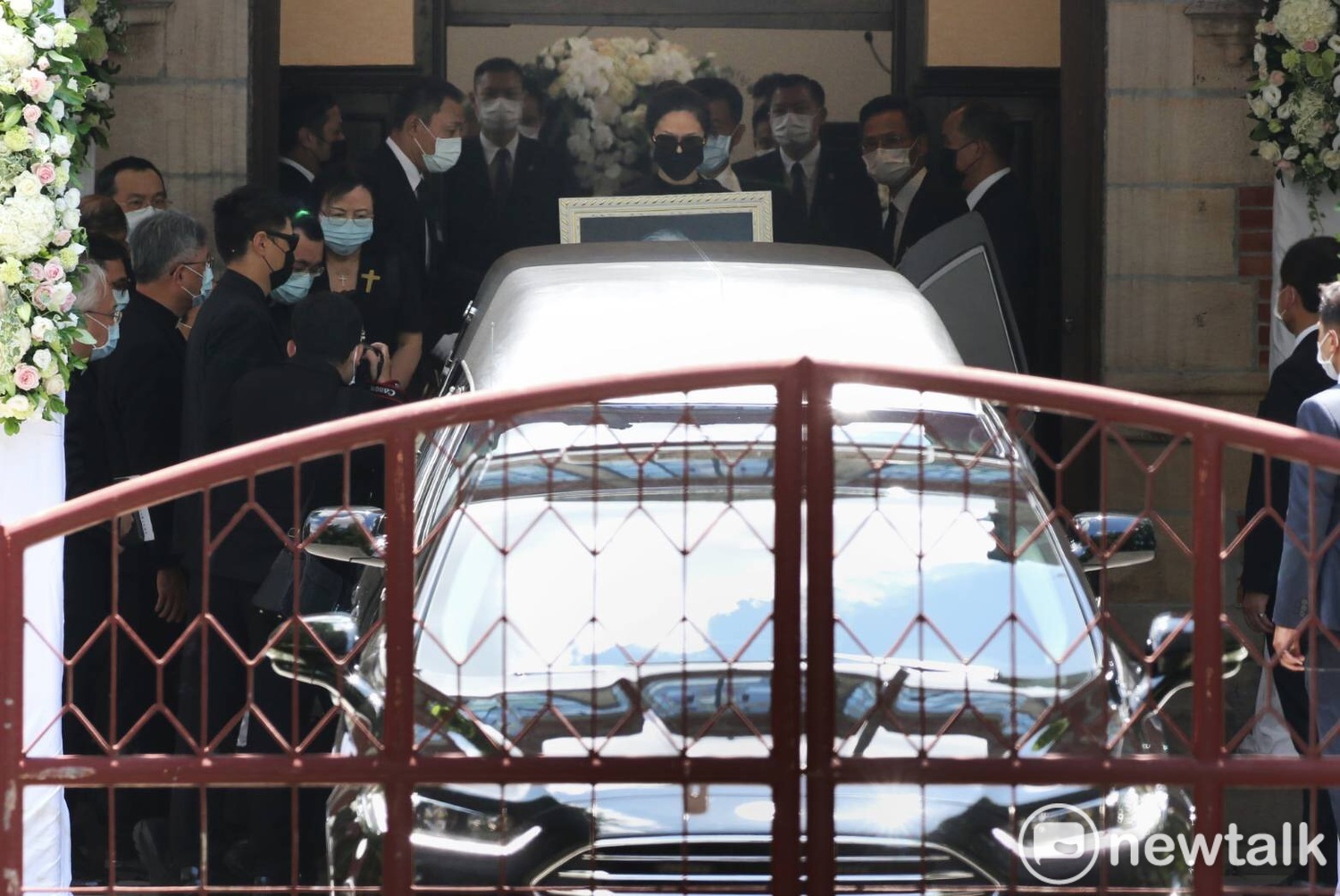全身著黑衣的孫女李坤儀手捧前總統李登輝的遺照,在先生趙贊凱的陪同上了靈車。 圖:攝影中心提供 全身著黑衣的孫女李坤儀手捧前總統李登輝的遺照,在先生趙贊凱的陪同上了靈車。 圖:攝影中心提供