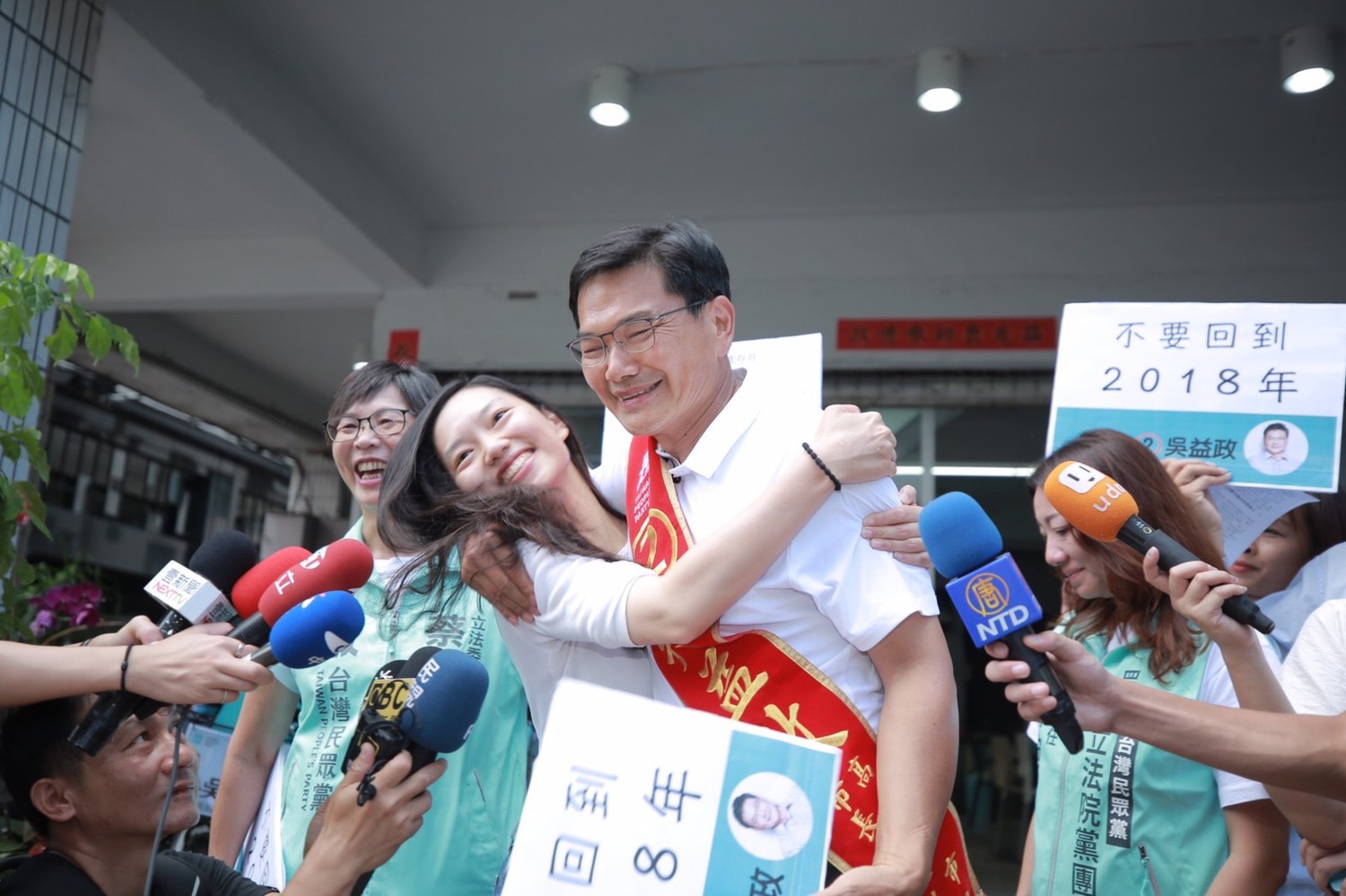 吳益政偕女兒吳洛瑩打親情牌。 圖:吳益政競辦/提供 吳益政偕女兒吳洛瑩打親情牌。 圖:吳益政競辦/提供
