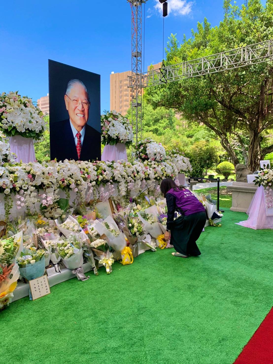 嘉義市小英之友會總會長黃淑英帶領幹部及志工約40人,到台北賓館追思李前總統。 圖:嘉義市小英之友會/提供 嘉義市小英之友會總會長黃淑英帶領幹部及志工約40人,到台北賓館追思李前總統。 圖:嘉義市小英之友會/提供
