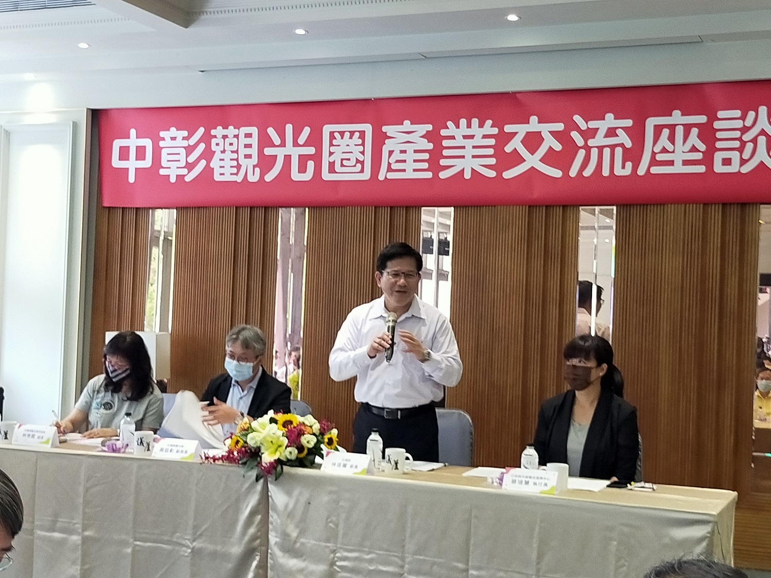 交通部長林佳龍致詞時表示,短期內國際觀光無法恢復正常,剛好成為觀光業轉型升級的契機。 唐復年/攝 交通部長林佳龍致詞時表示,短期內國際觀光無法恢復正常,剛好成為觀光業轉型升級的契機。 唐復年/攝