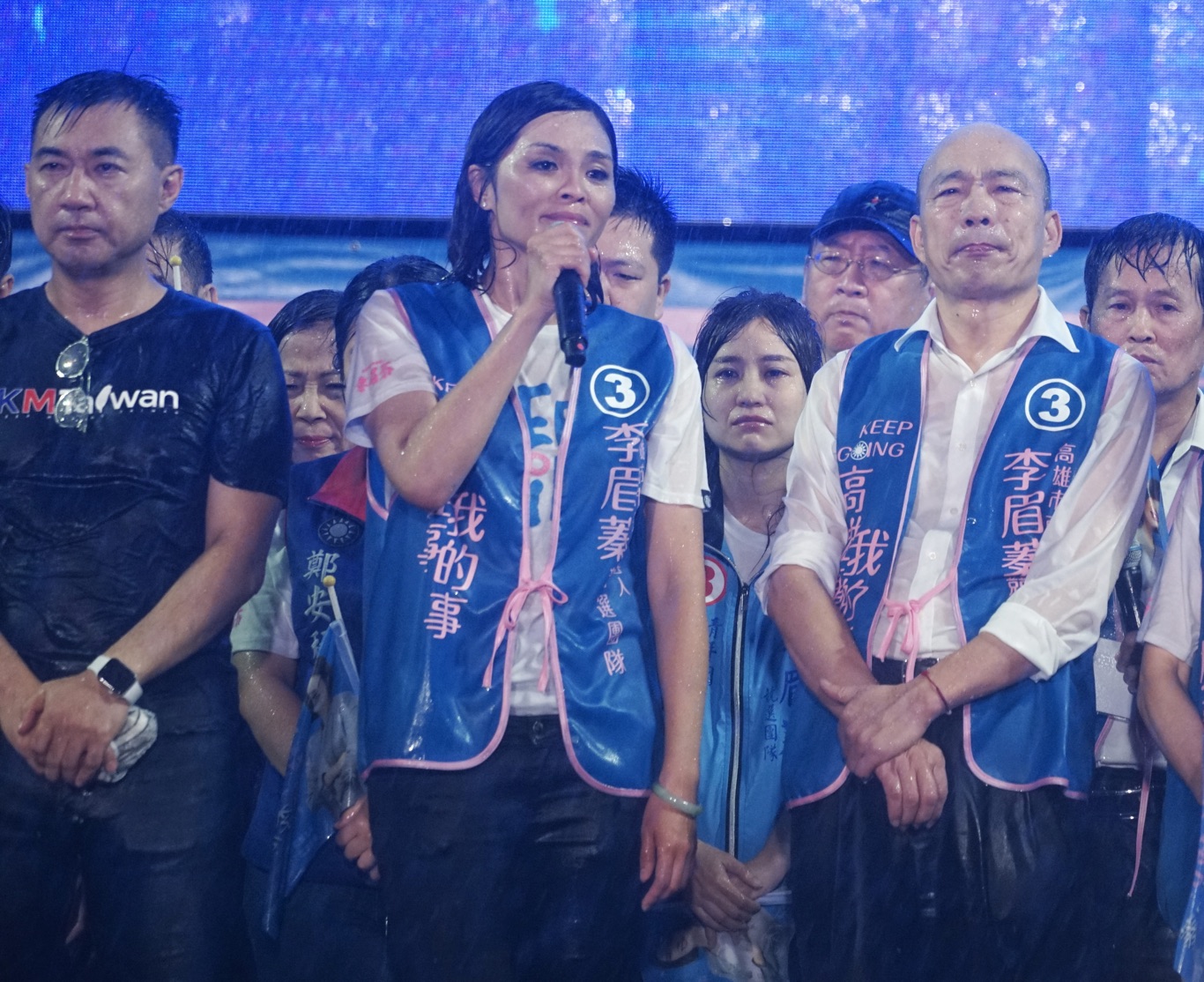 國民黨主席江啟臣(左起)、高雄市長候選人李眉蓁和韓國瑜在雷雨交加中,全身已濕透。 圖:張良一/攝 國民黨主席江啟臣(左起)、高雄市長候選人李眉蓁和韓國瑜在雷雨交加中,全身已濕透。 圖:張良一/攝