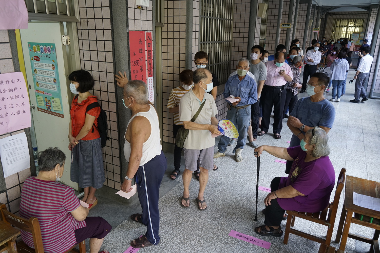 今天是高雄市長補選,早上八點開始投票前,投票所外選民大排長龍等著投票。 圖:張良一/攝 今天是高雄市長補選,早上八點開始投票前,投票所外選民大排長龍等著投票。 圖:張良一/攝