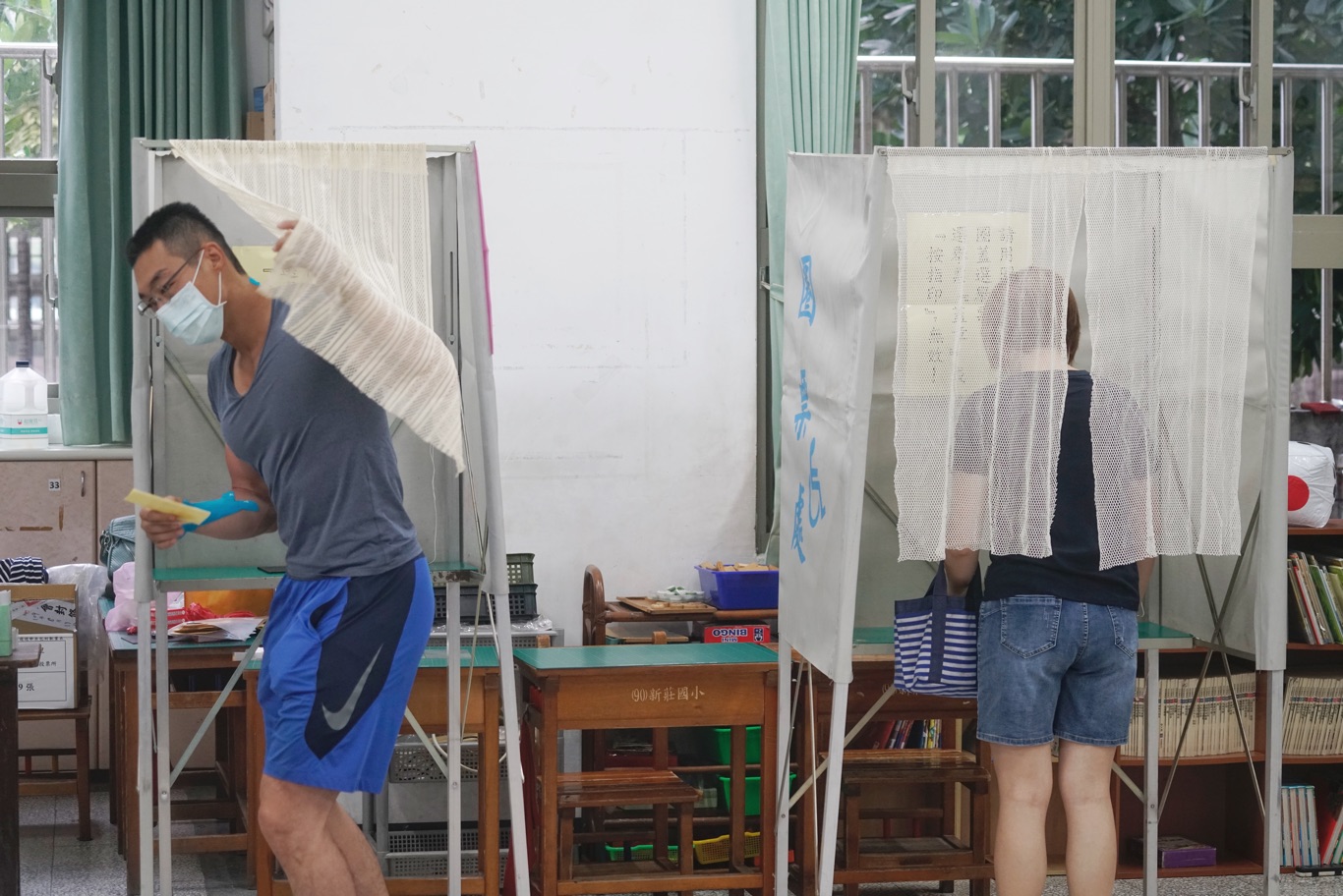 高雄選民一大早就在投票所投票。 圖:張良一/攝 高雄選民一大早就在投票所投票。 圖:張良一/攝