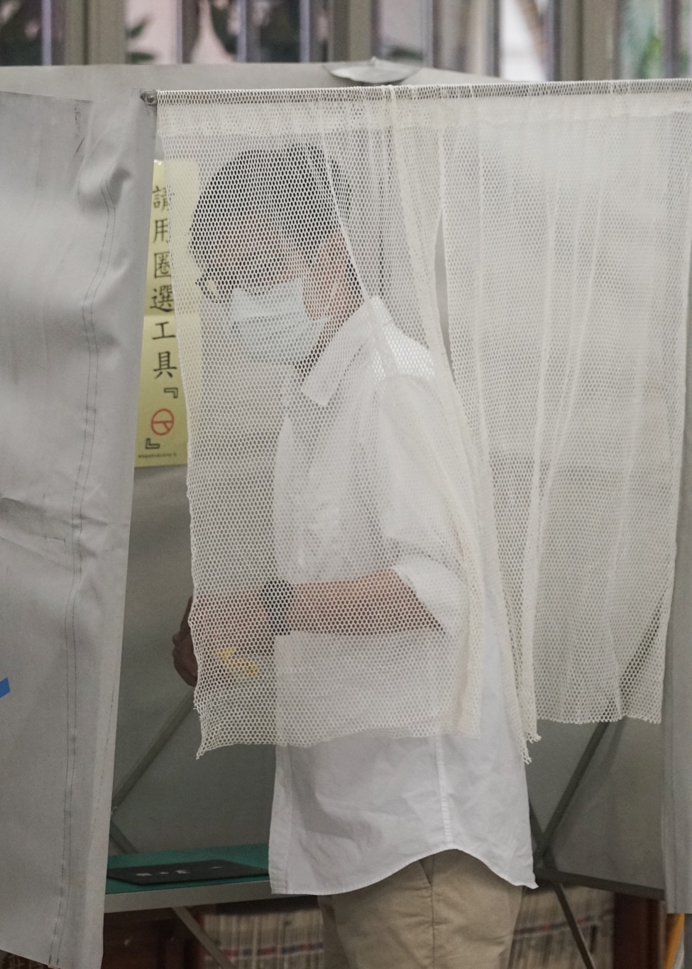 民進黨高雄市長補選候選人陳其邁在他的兒子的陪同下到新莊國小投票所投票。 圖:張良一/攝 民進黨高雄市長補選候選人陳其邁在他的兒子的陪同下到新莊國小投票所投票。 圖:張良一/攝