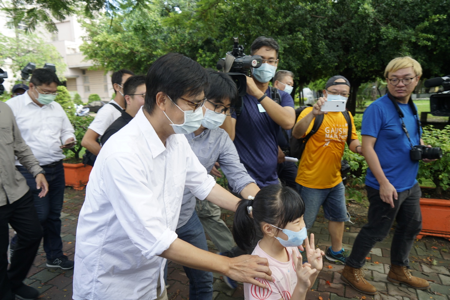 民進黨高雄市長補選候選人陳其邁在新莊國小投票所投完票後,一個小女孩雙手比出象徵勝利的手勢,不過,陳其邁看到有象徵號次的手勢,趕緊跟她說,投票日不要比出有號次的手勢喔。 圖:張良一/攝 民進黨高雄市長補選候選人陳其邁在新莊國小投票所投完票後,一個小女孩雙手比出象徵勝利的手勢,不過,陳其邁看到有象徵號次的手勢,趕緊跟她說,投票日不要比出有號次的手勢喔。 圖:張良一/攝