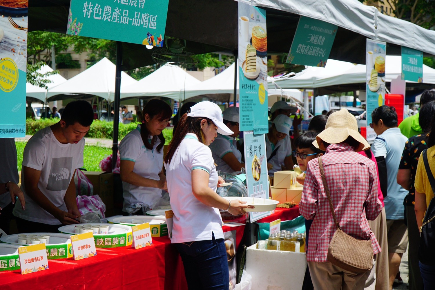 三峽農會推廣特色產品,許多民眾現場選購。 圖:新北市農業局/提供 三峽農會推廣特色產品,許多民眾現場選購。 圖:新北市農業局/提供