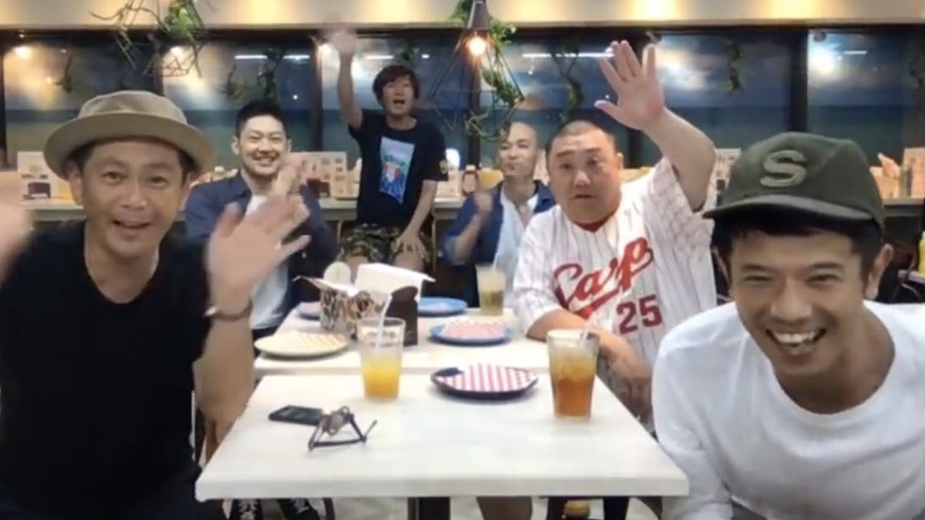遠藤章造(左1)、山本圭壹(右2)、庄司智春(右1)與桑折貴之(左3)都確診武漢肺炎。 圖:翻攝推特 遠藤章造(左1)、山本圭壹(右2)、庄司智春(右1)與桑折貴之(左3)都確診武漢肺炎。 圖:翻攝推特