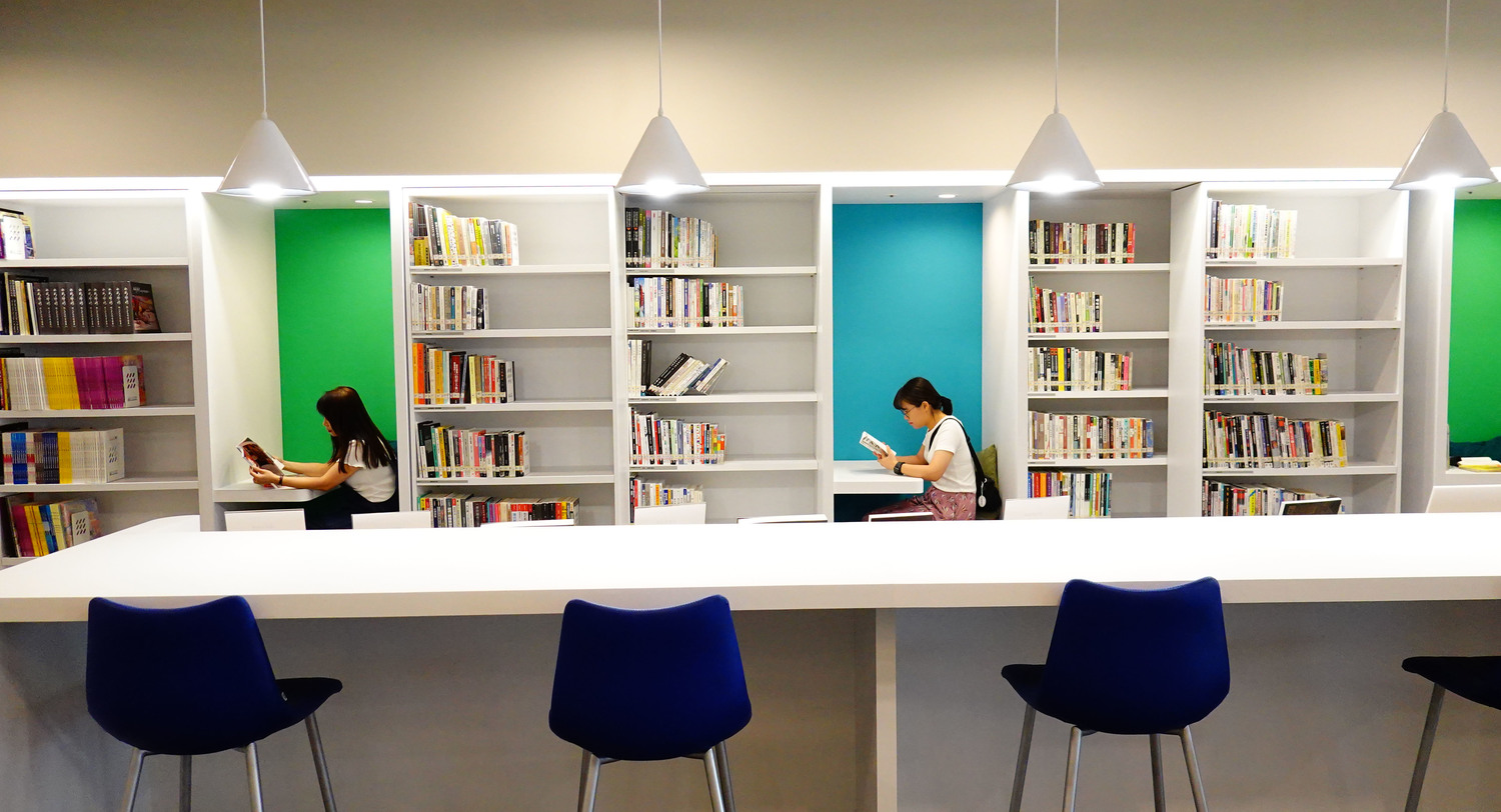 新店圖書分館的畫框單人座。 圖:新北市立圖書館/提供 新店圖書分館的畫框單人座。 圖:新北市立圖書館/提供
