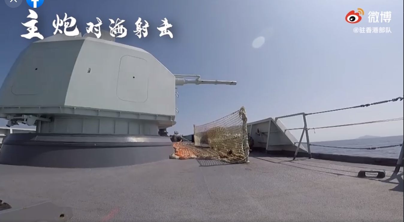 駐港解放軍日前在南海海域進行海上軍事訓練,包括實射干擾彈、主炮射擊等。 圖:擷取自新華香港臉書 駐港解放軍日前在南海海域進行海上軍事訓練,包括實射干擾彈、主炮射擊等。 圖:擷取自新華香港臉書