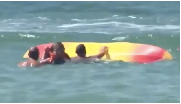 (影) 太勇了！受訪到一半 72歲總統跳海救溺水少女