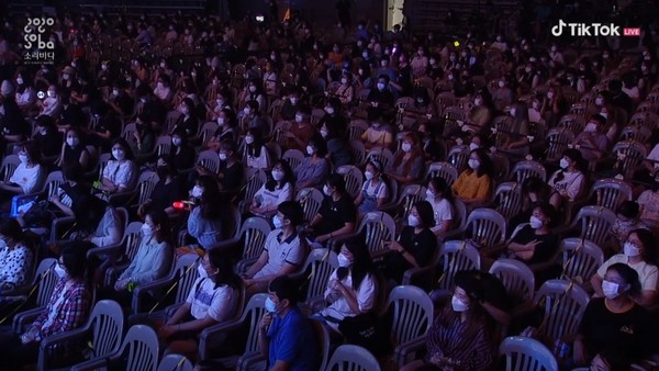 台下觀眾雖依照梅花座入座,但距離看上去似乎還是非常靠近。 圖:截自TIK TOK 台下觀眾雖依照梅花座入座,但距離看上去似乎還是非常靠近。 圖:截自TIK TOK